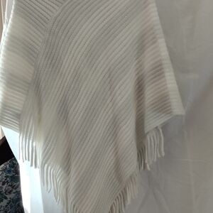Elegant Bon Voyage Resort White /Silver Sweater Poncho.
